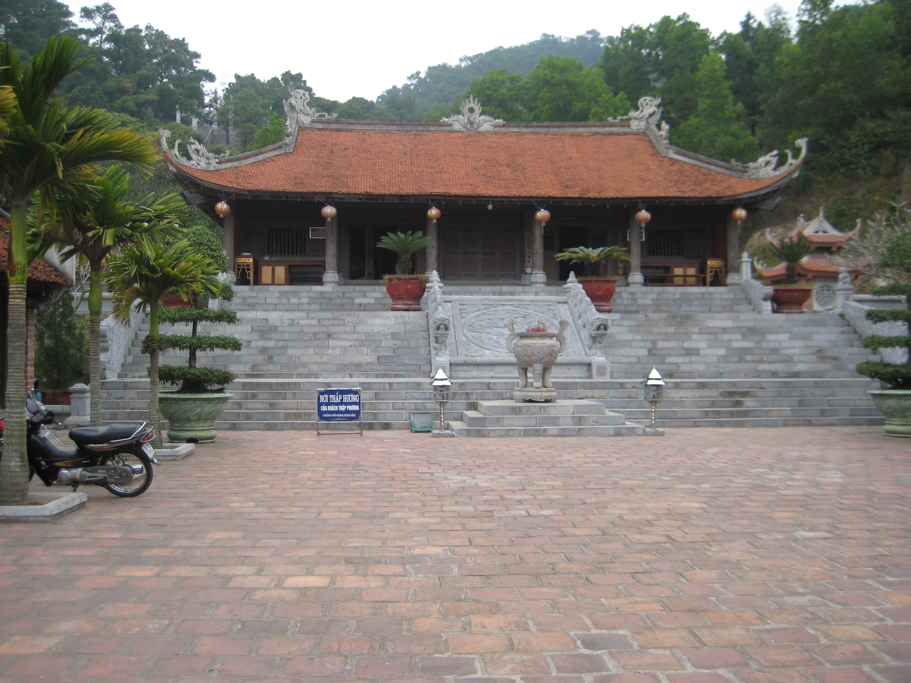 Đền thờ Nguyễn Trãi tại Côn Sơn (Hải Dương). Nguồn: Wikimedia Commons.
