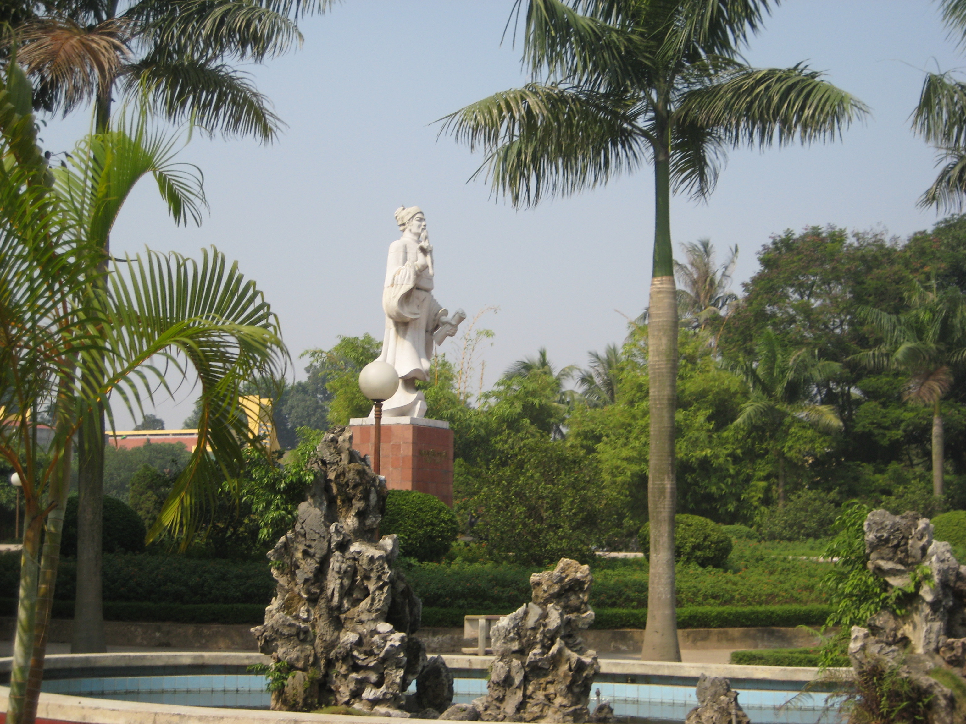 Tượng Nguyễn Trãi – anh hùng dân tộc, Danh nhân văn hóa thế giới. Nguồn: Wikimedia Commons.