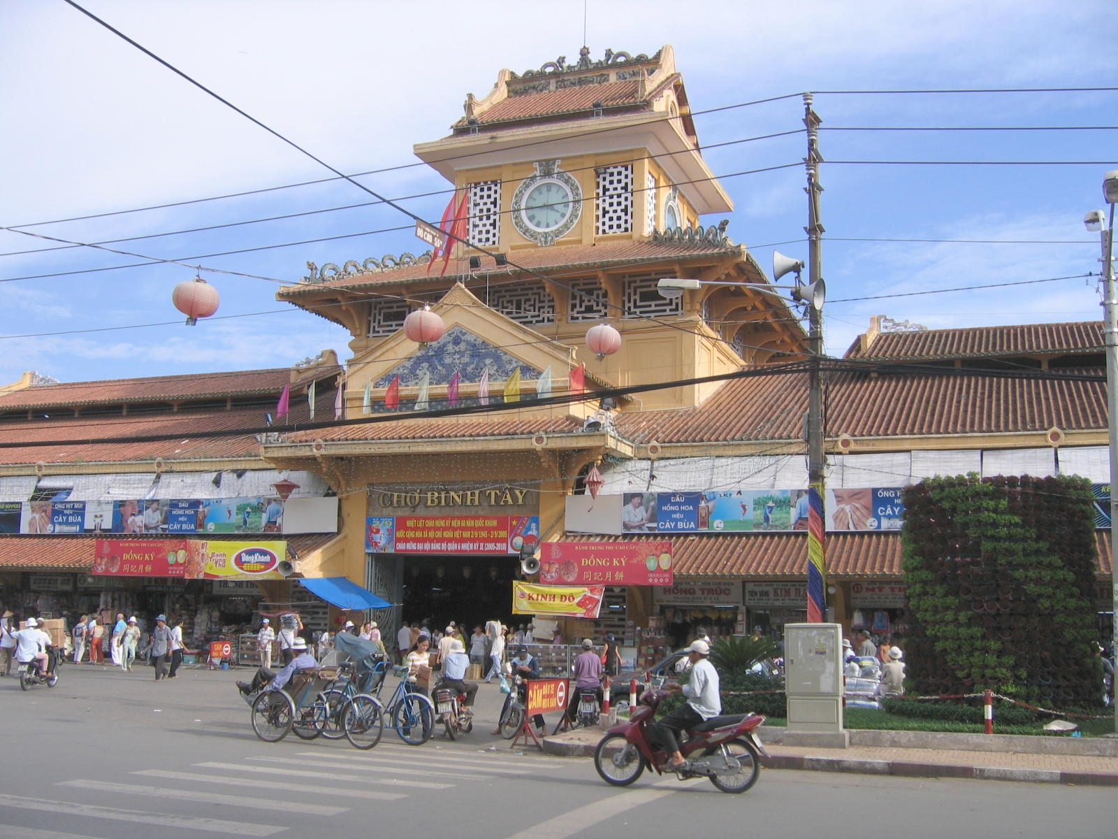 Mặt tiền chợ Bình Tây với kiến trúc Á Đông đặc trưng, mái cong, tháp đồng hồ. Nguồn: Wikimedia Commons.